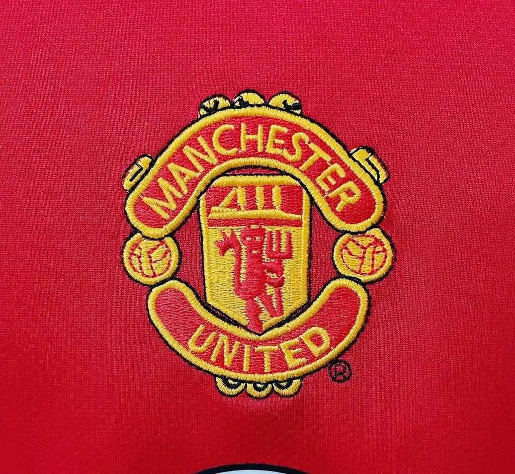 2005 Manchester United Retro 06 Retro Football Jersey Knitwear – Detailed View