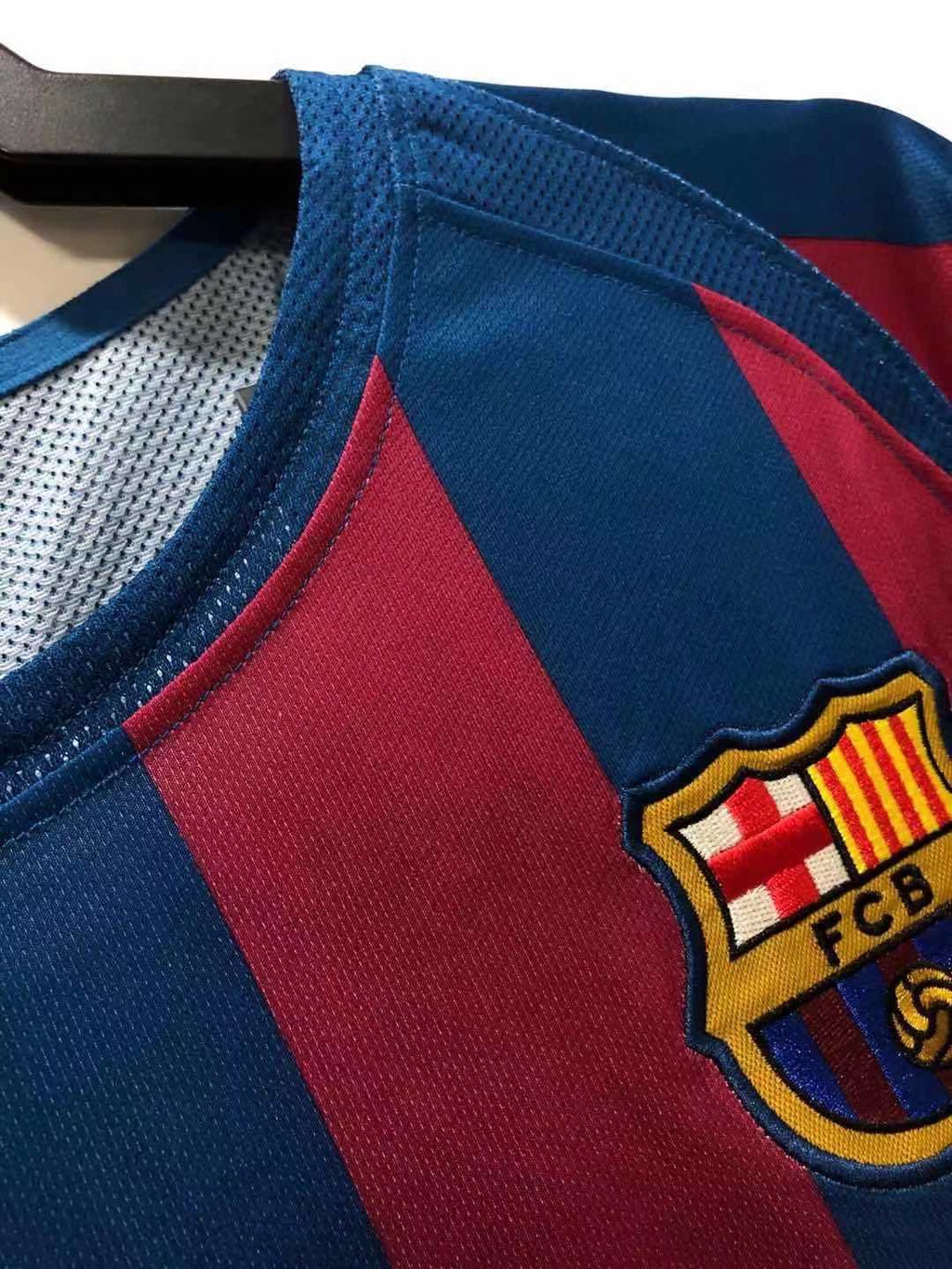 2006 Carles Puyol Barcelona Final Retro Short Sleeve Football Jersey – Detailed View