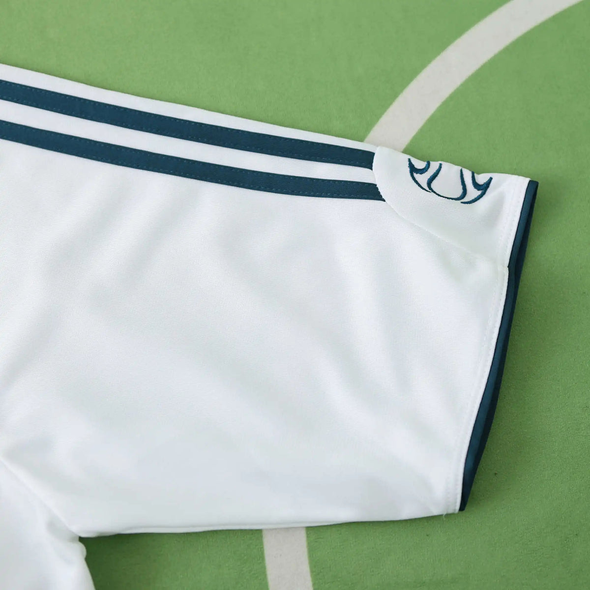 2006 Liverpool 2008 Retro Away White Retro Football Jersey – Detailed View