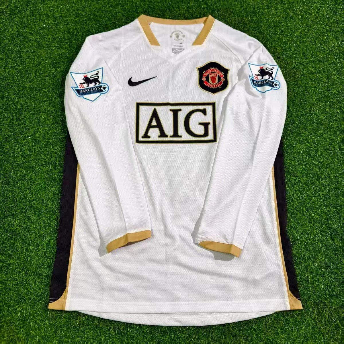 John O'Shea #22 Manchester United 2006-2007 White Retro Long Sleeve Football Jersey – Front View