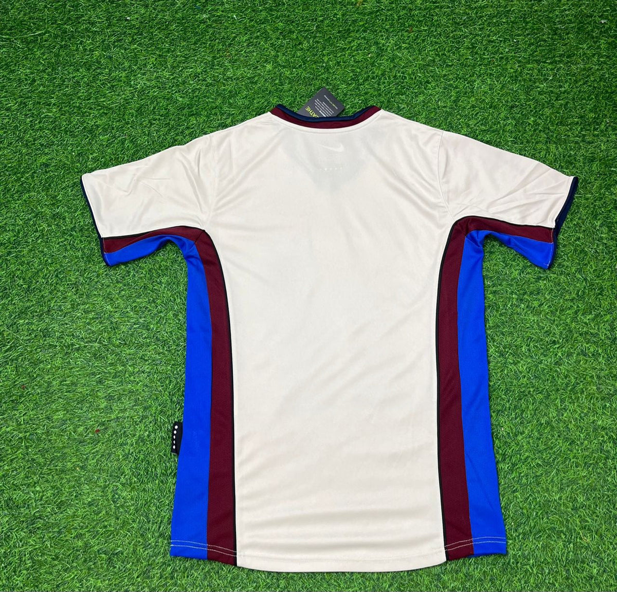 Barcelona 98/99 Retro Football Jersey – Front View