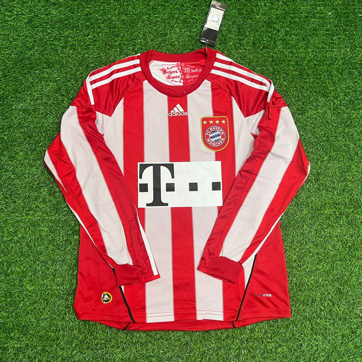 Ivica Olic FC Bayern Munich 2010/11 Red Retro Jersey – Front View