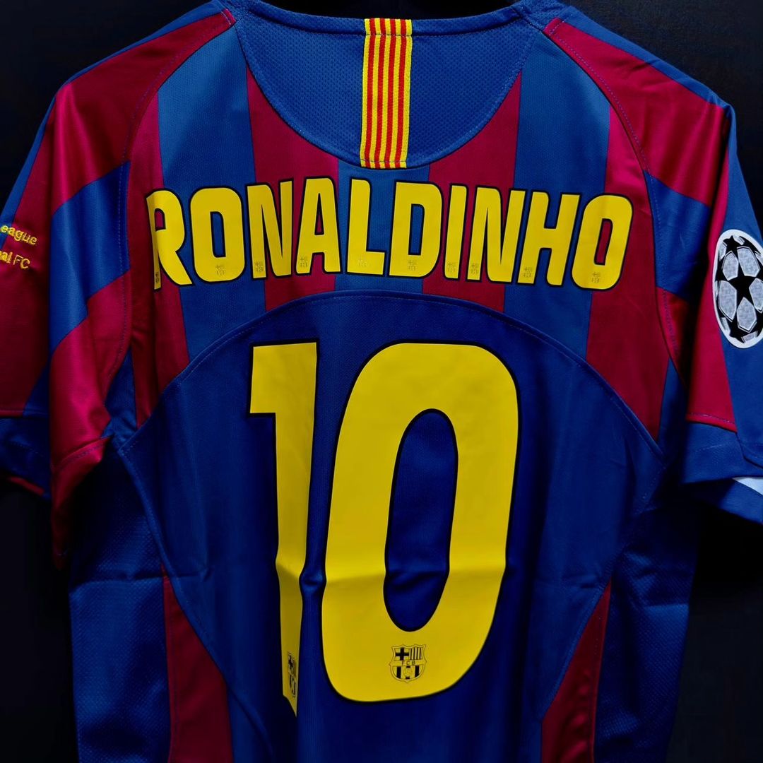 2006 Ronaldinho Gaucho Barcelona Final Retro Short Sleeve Football Jersey – Detailed View