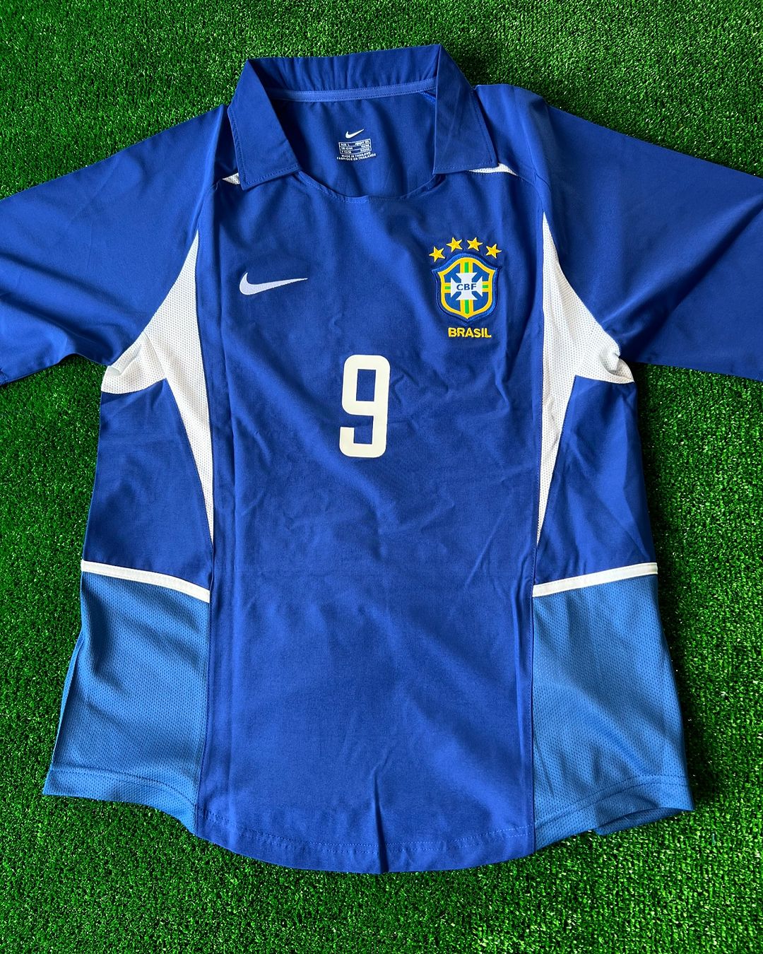 Phenomenon Ronaldo Nazario Brazil 2002 World Cup Blue Retro Short-Sleeve Jersey – Detailed View