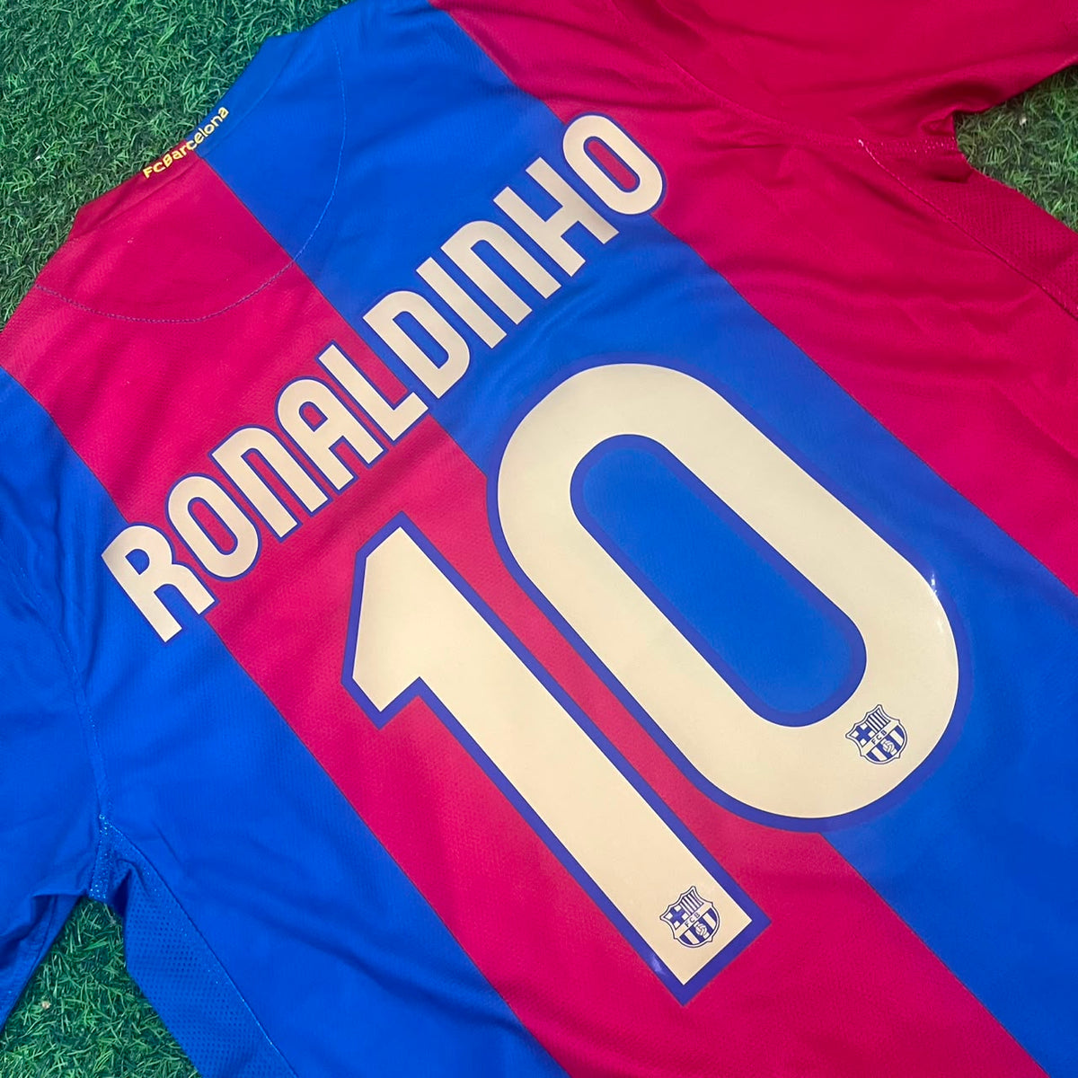 Barcelona 2006/2007 Home Retro Football Jersey – Ronaldinho Gaucho – Detailed View