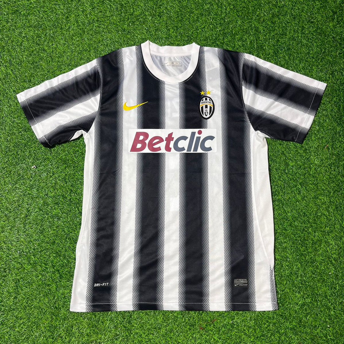 Juventus Home 2011 2012 Season Retro Jersey – Andrea Barzagli – Front View