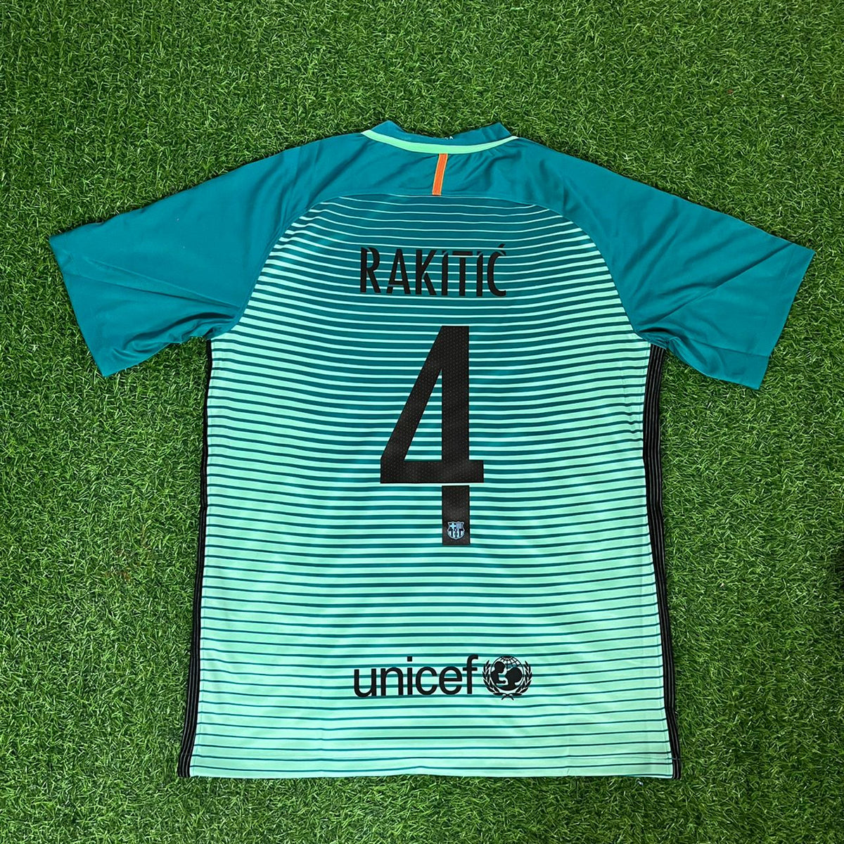 Ivan Rakitic – Barcelona 2016/17 Away Retro Jersey – Back View