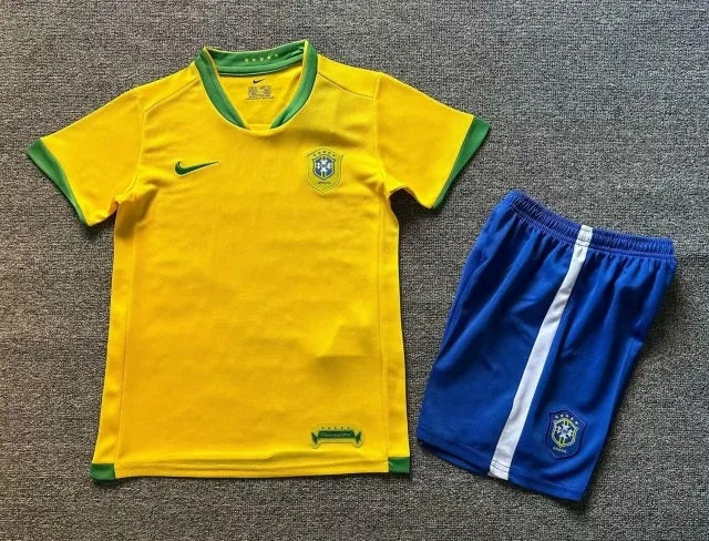 Ronaldinho Gaucho – Brazil 2006 Retro Kids Kit Jersey – | KinderTrikot | Enfant – Front View