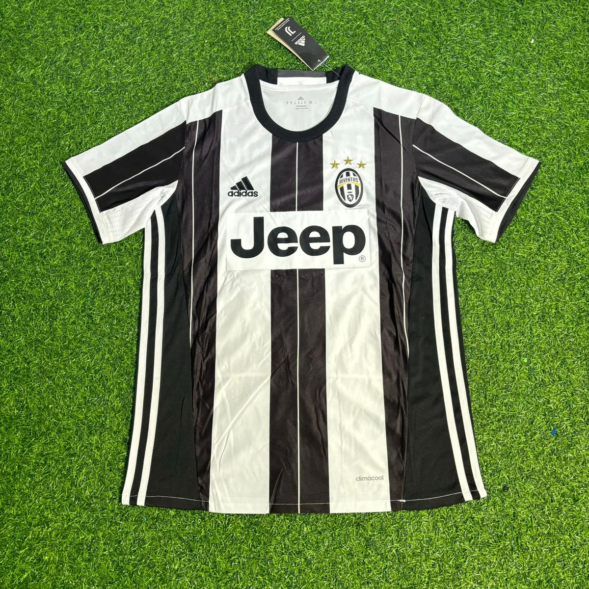Juventus 2016/17 Home Retro Football Jersey – Claudio Marchisio – Front View