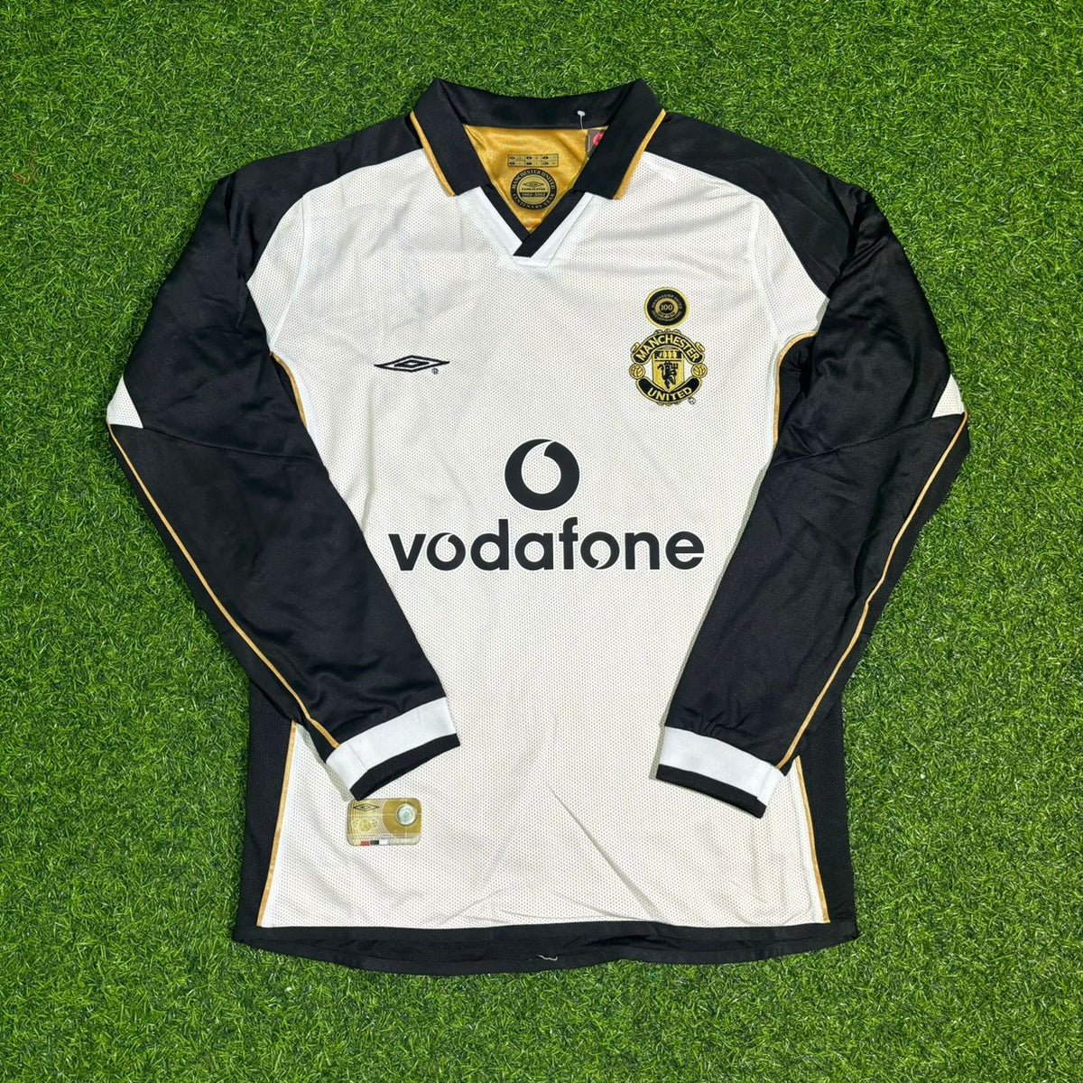 2001/02 Ryan Giggs #11 Manchester United Reversible Retro Football Jersey – Front View
