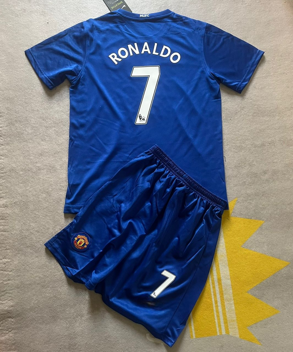 Cristiano Ronaldo Manchester United Blue Kids Children Set Retro Football Jersey Kinder – Detailed View