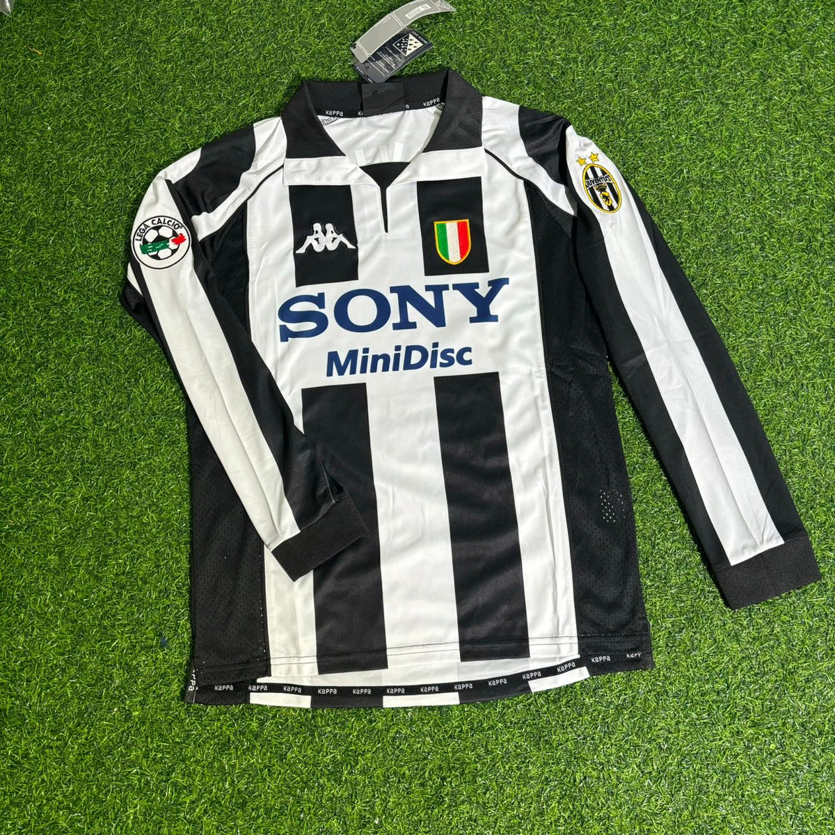 1997/98 Edgar Davids 26 - Juventus Home Retro Football Jersey – Front View