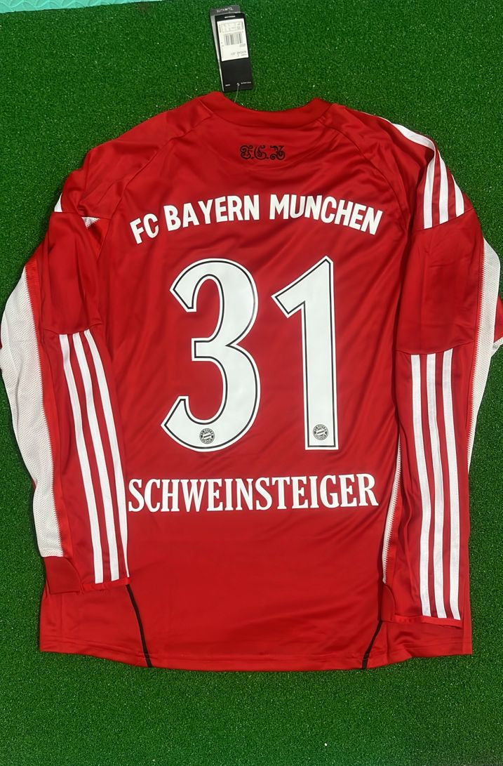 Bastian Schweinsteiger FC Bayern Munich 2010/11 Red Retro Jersey – Detailed View