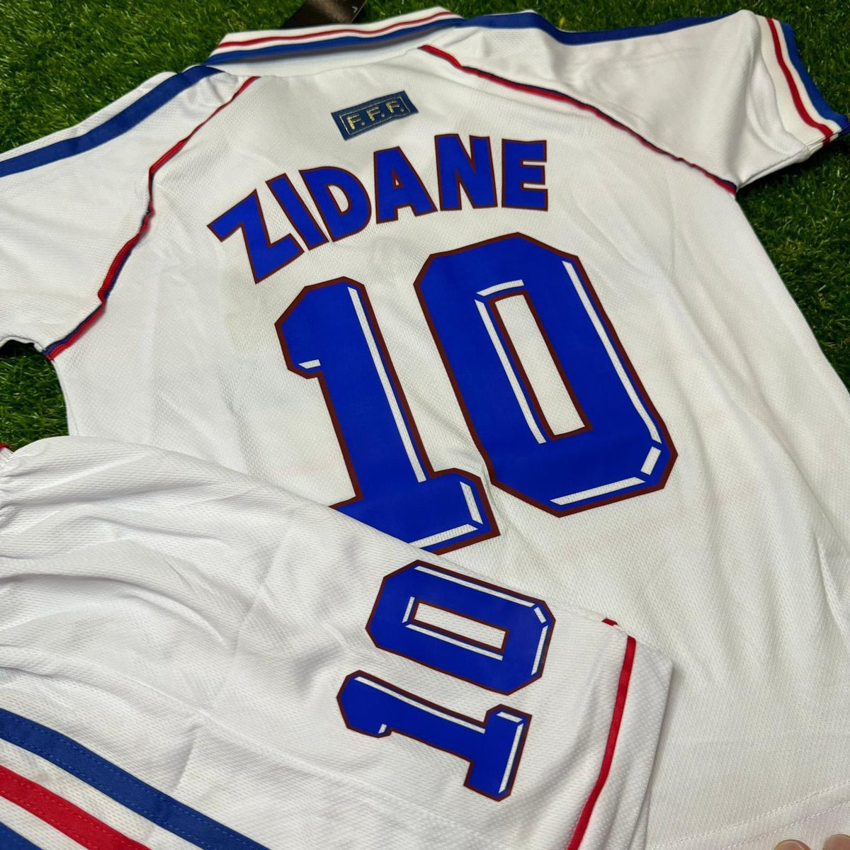 1998 France Away Zidane Kids Kit Football Jersey for Children Personnalisable – Detailed View