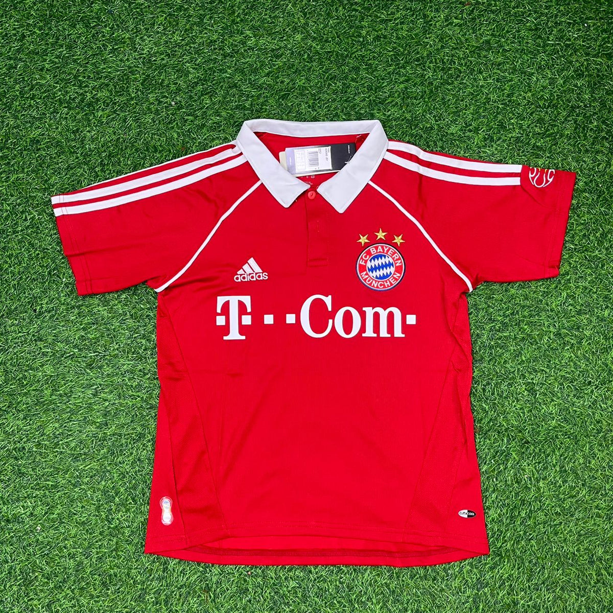 Bayern Munich Retro Red Retro Football Jersey – Gerd Müller – Front View