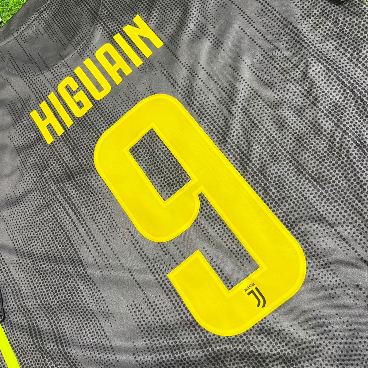Juventus 2017-2018 Retro Home Football Jersey – Gonzalo Higuaín #9 – Detailed View
