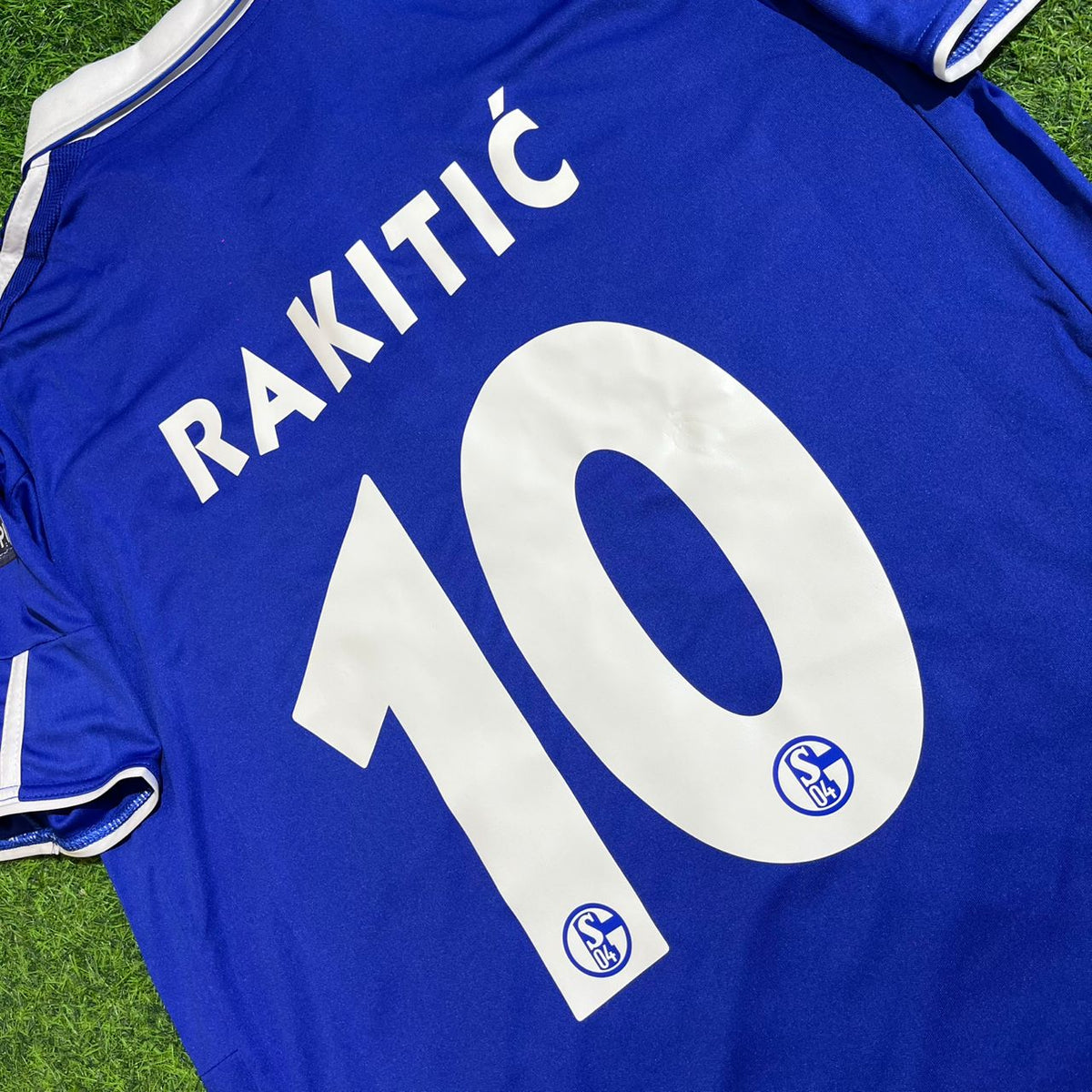 Schalke 04 Season 2010- 11 Retro Champions League Football Jersey – Ivan Rakitić 10- – Detailed View