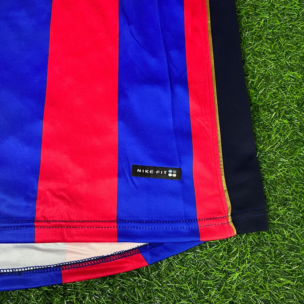 Patrick Kluivert 9 – Barcelona 2001/2002 Home Retro Kit Jersey – Detailed View
