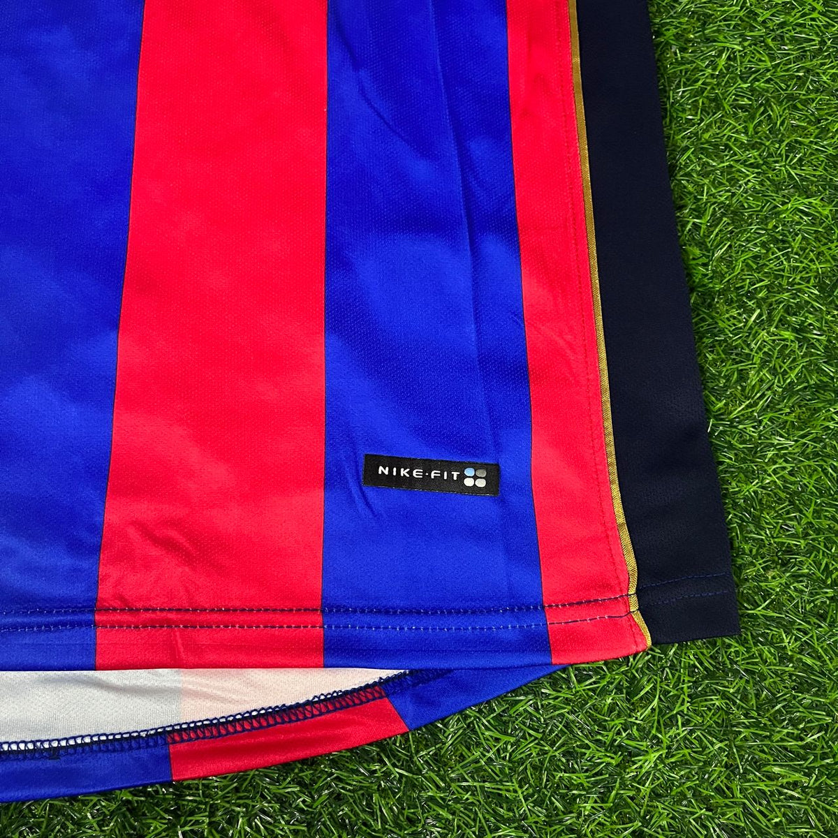 2001/02 Xavi Hernandez 6 Barcelona Home Retro Football Jersey – Detailed View