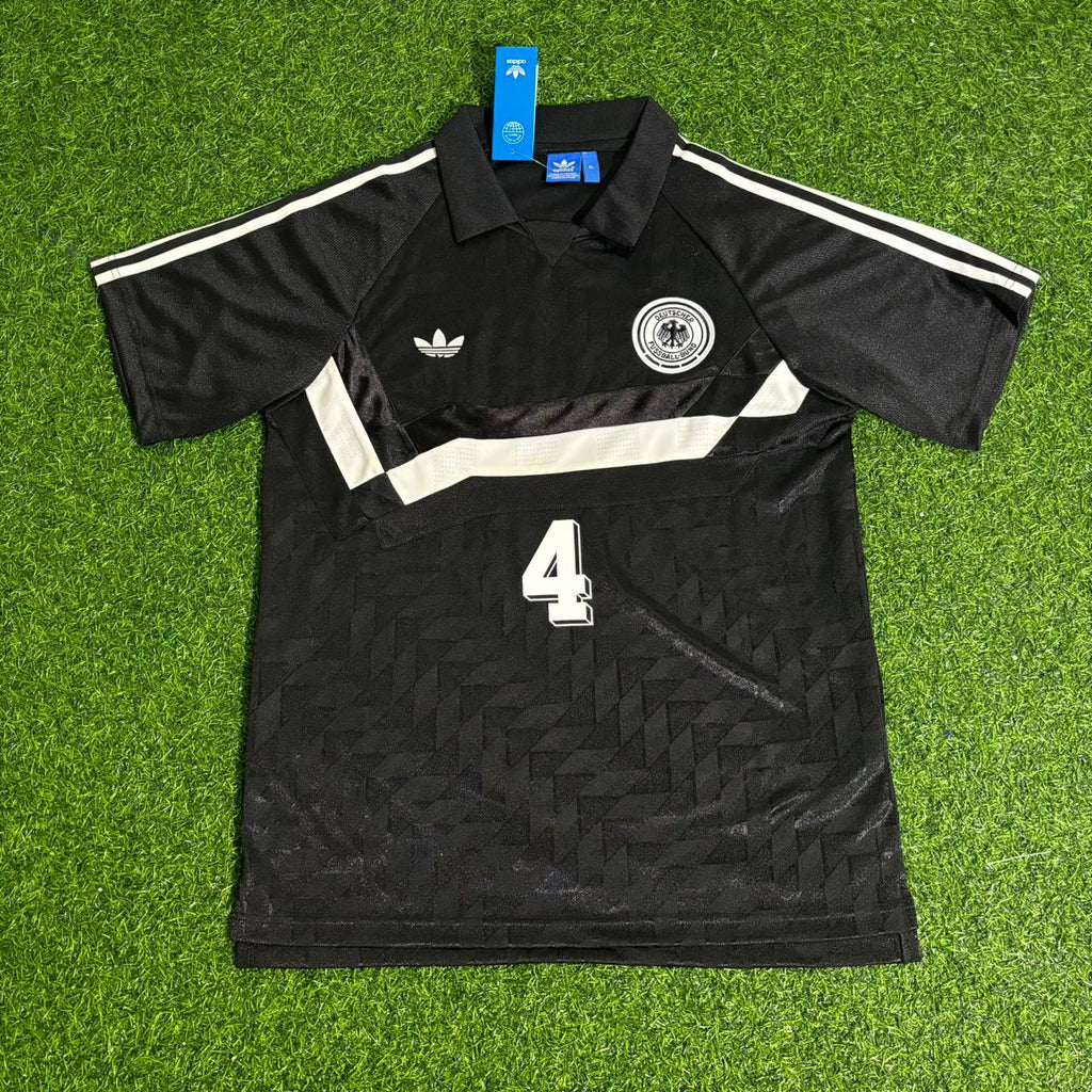 Jürgen Kohler Deutschland 1990 WM Schwarzes Retro – Front View