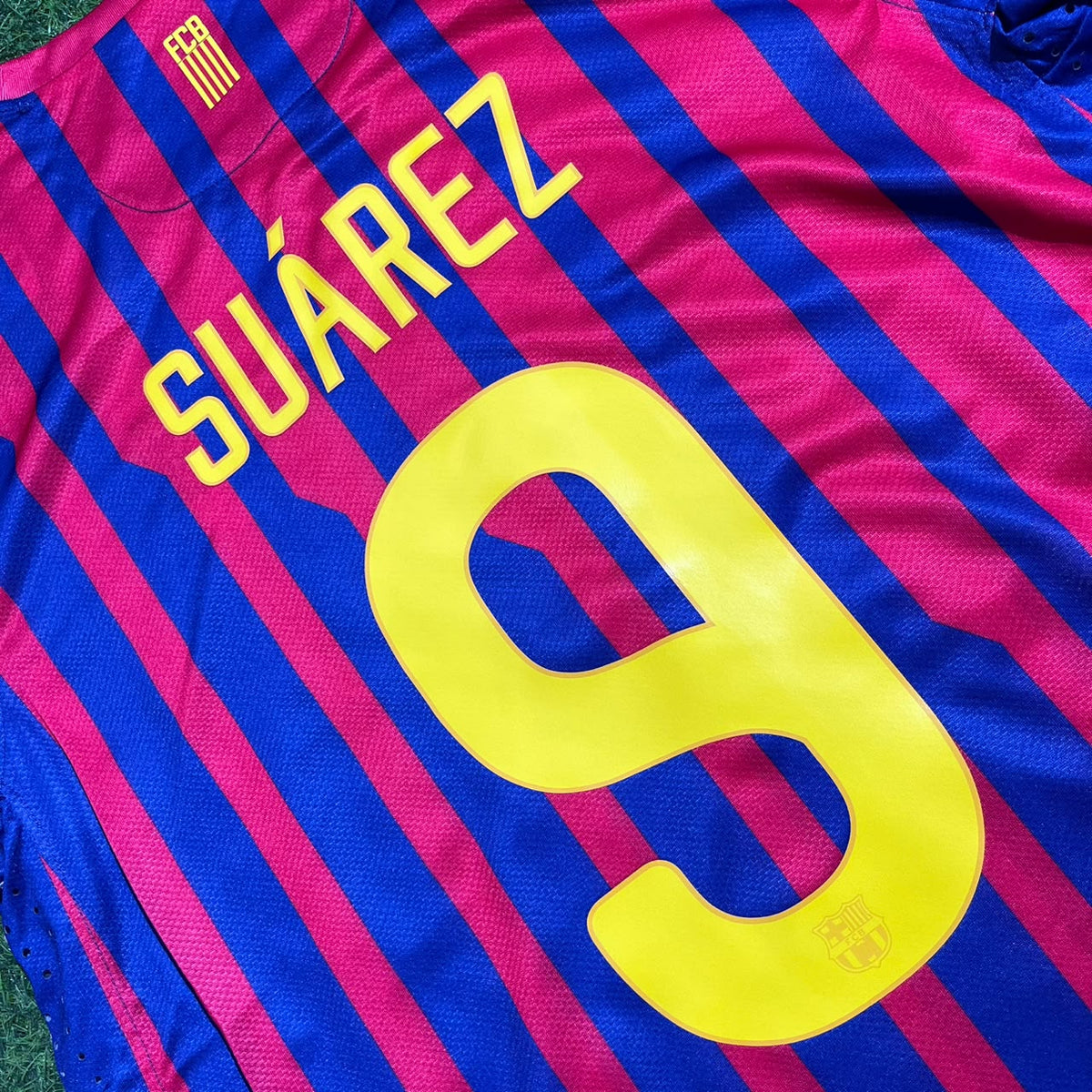 Barcelona Retro Home Football Jersey – Luis Suarez – Detailed View