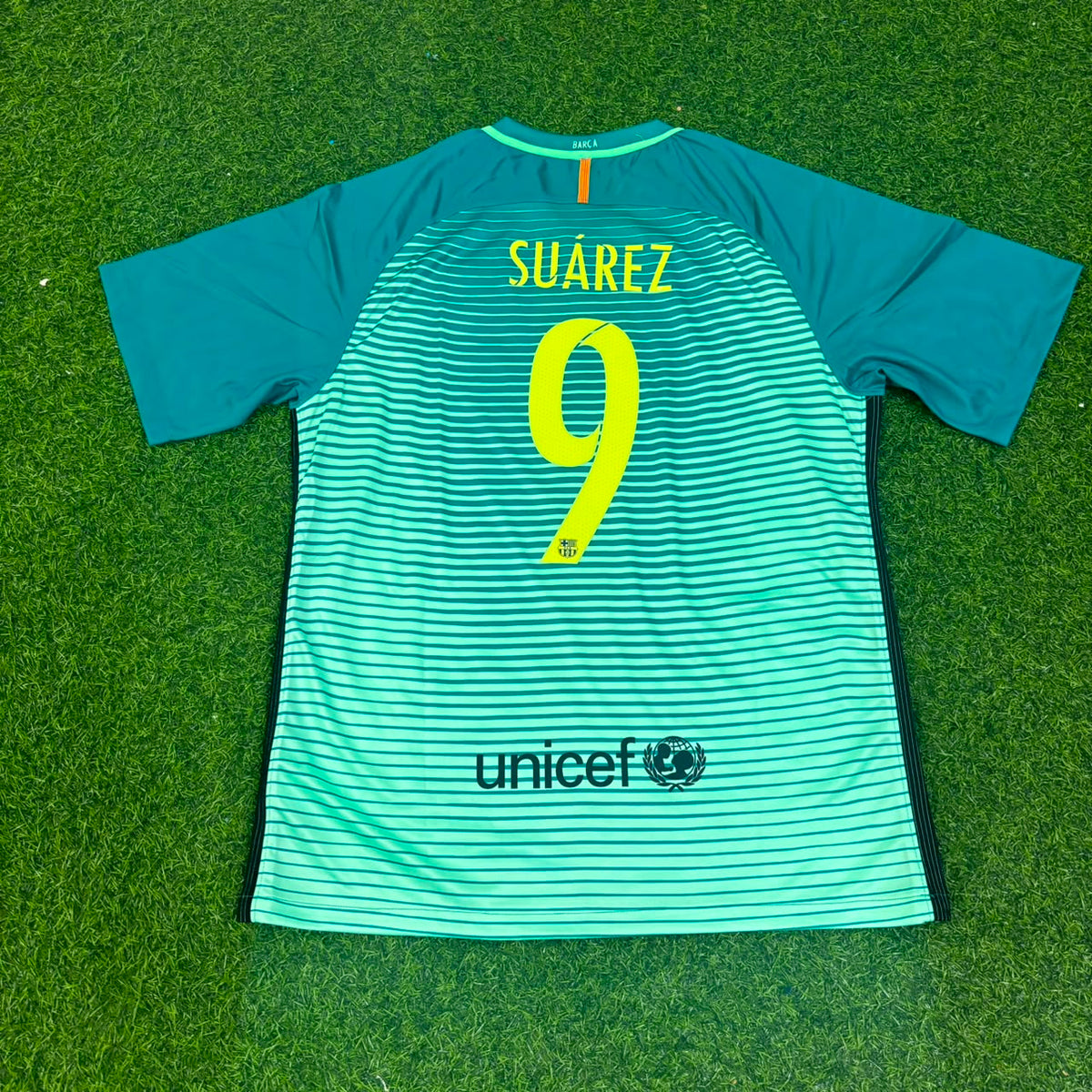 2016/17 Luis Suárez #9 Barcelona Away Retro Football Jersey – Back View