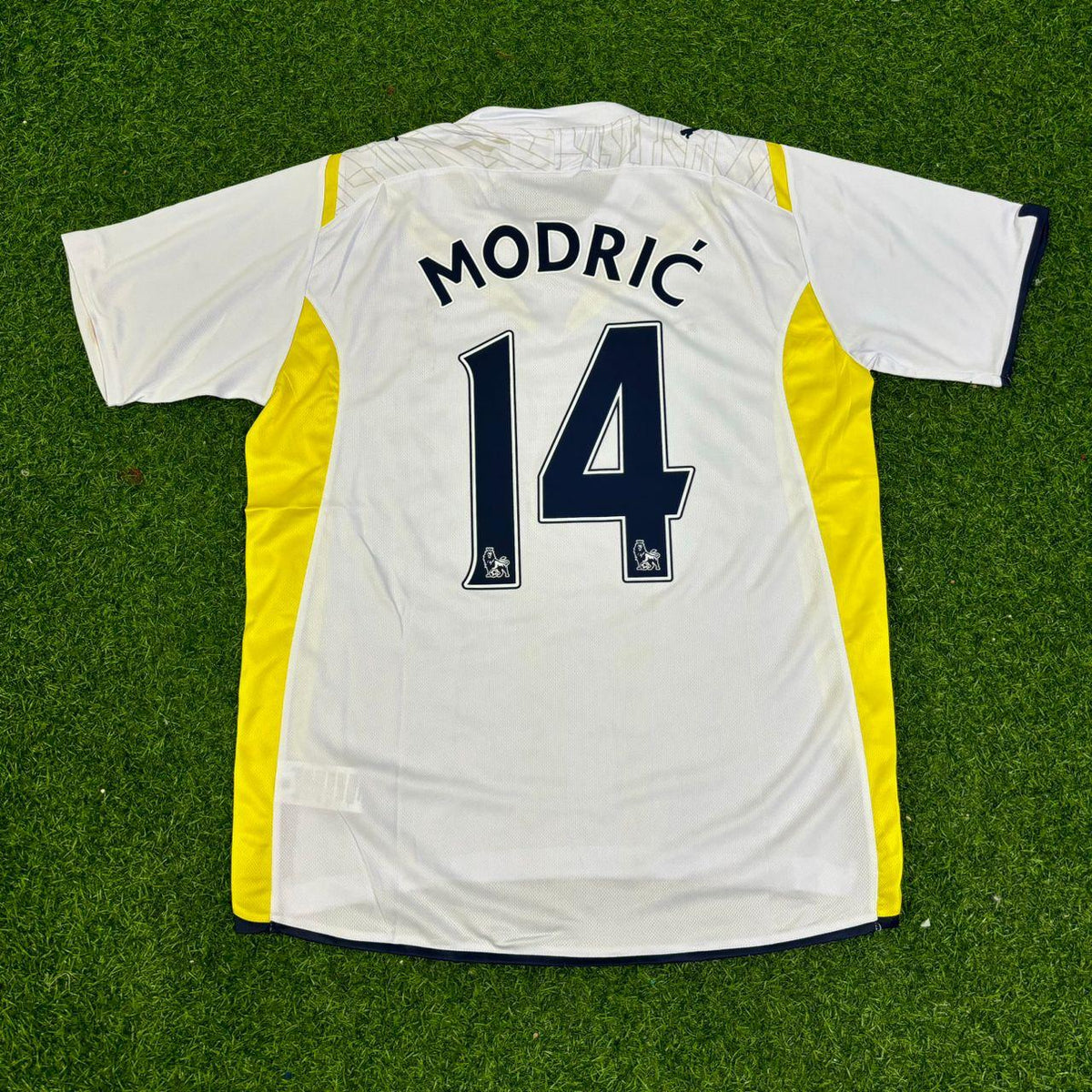Luka Modrić #14 Tottenham 2009–2010 White Retro Football Jersey – Back View