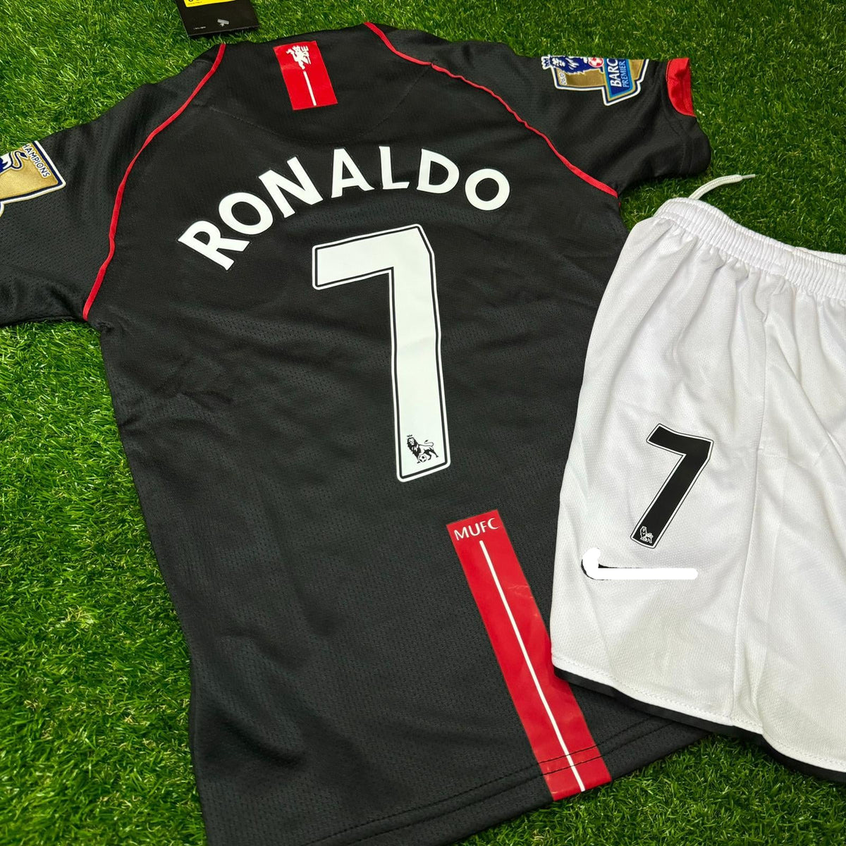 Cristiano Ronaldo Manchester United 07/08 Black Kids Football Jersey for Children – Detailed View
