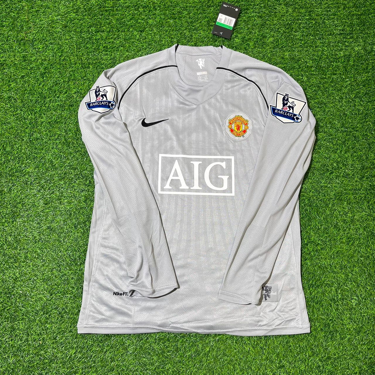 Manchester United Grey Retro Long Sleeve Goalkeeper Football Jersey Edwin van der Sar – Front View