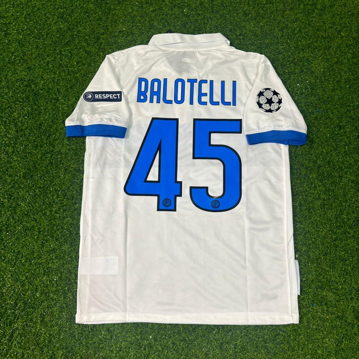 Inter 2009/2010 White Retro Football Jersey – Mario Balotelli – Back View