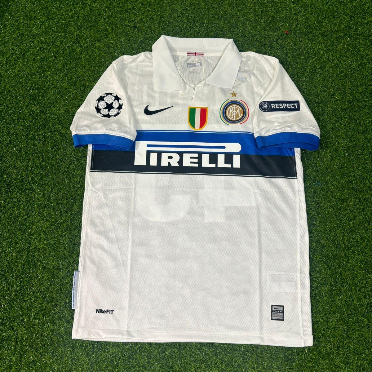 Inter 2009/2010 White Retro Football Jersey – Mario Balotelli – Front View