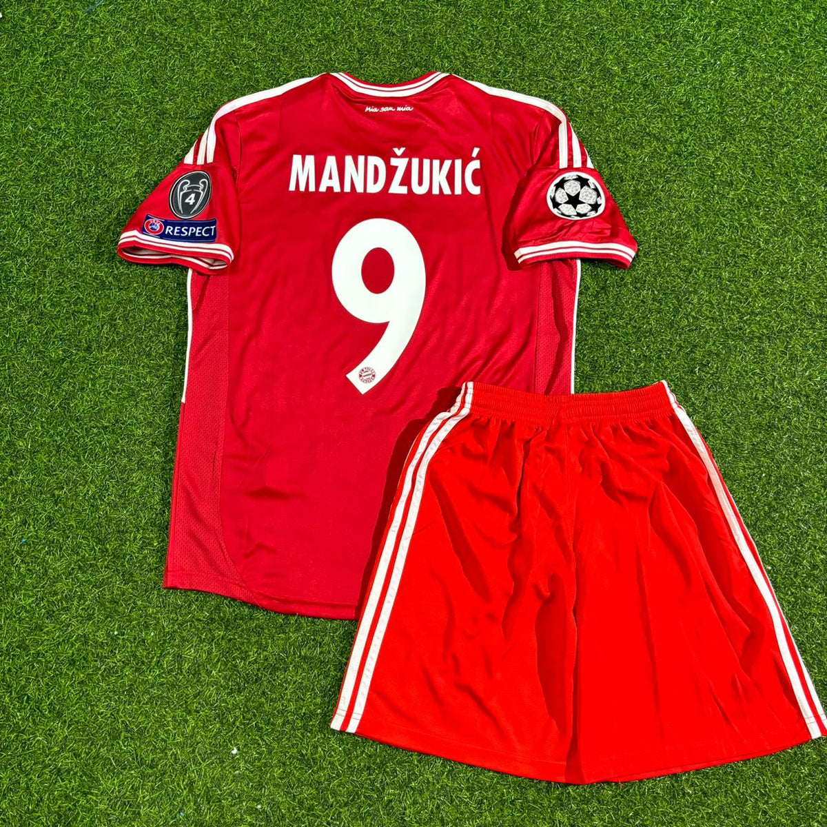 Bayern Munich 2013 Champions League Final Kids Retro Football Jersey – Mario Mandžukić #9 – Back View