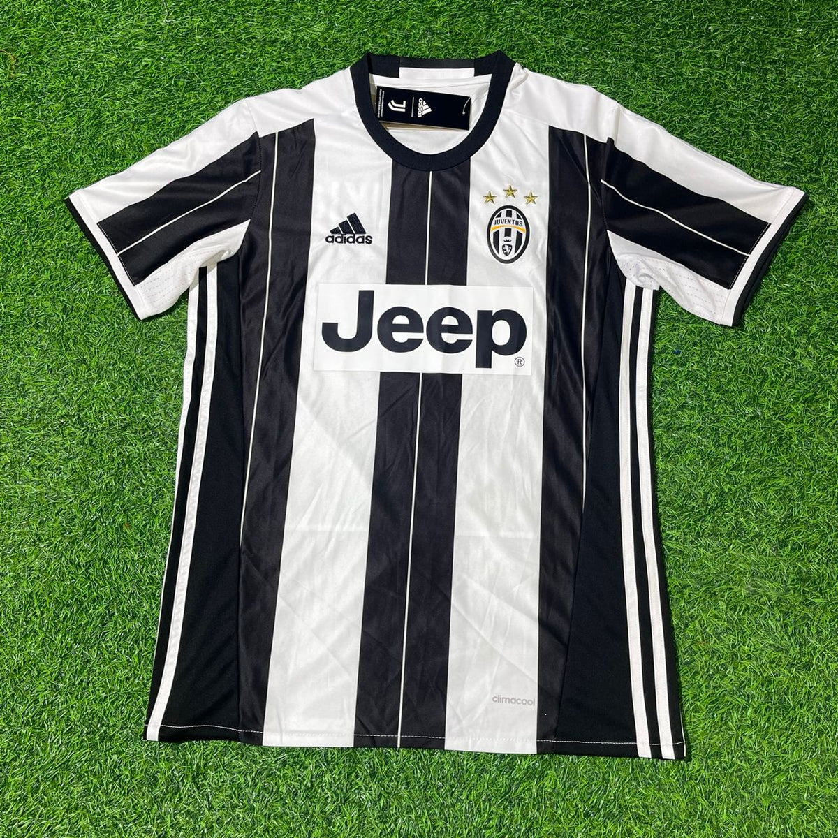 Juventus 2016/17 Home Retro Football Jersey – Mario Mandzukic – Front View