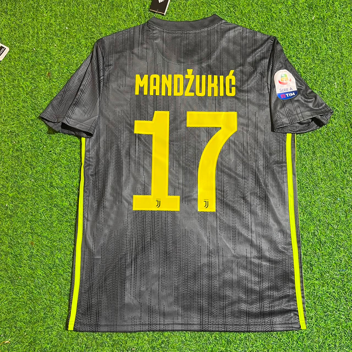 Juventus 2017-2018 Retro Home Football Jersey – Mario Mandžukić 17# – Back View