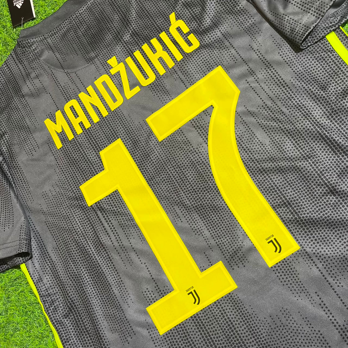 Juventus 2017-2018 Retro Home Football Jersey – Mario Mandžukić 17# – Detailed View