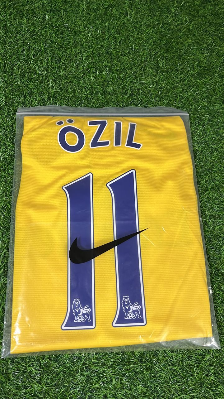 Mesut Özil – Arsenal 2013/2014 Yellow Retro Kit Jersey – Detailed View