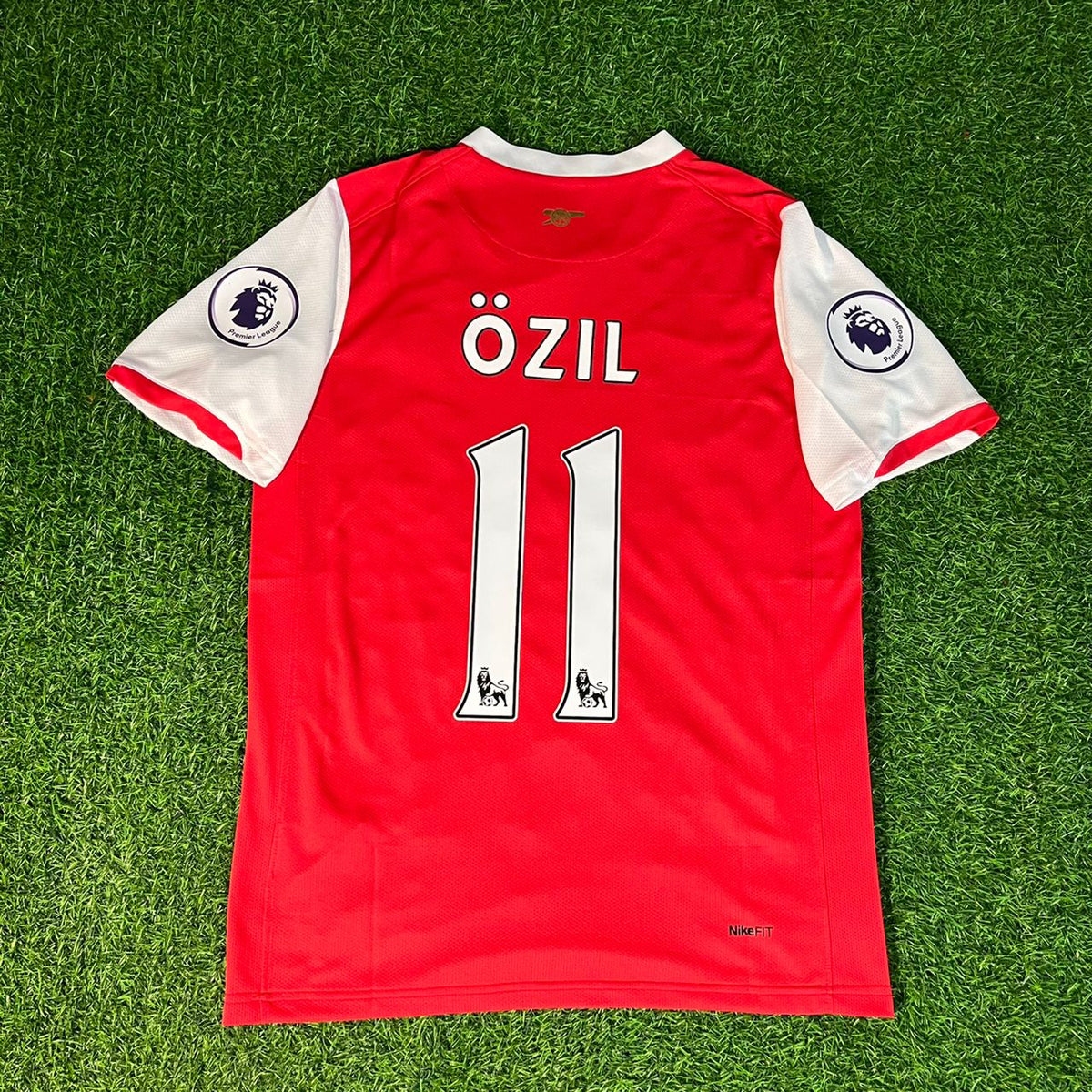 Mesut Ozil Arsenal Retro Jersey – Back View