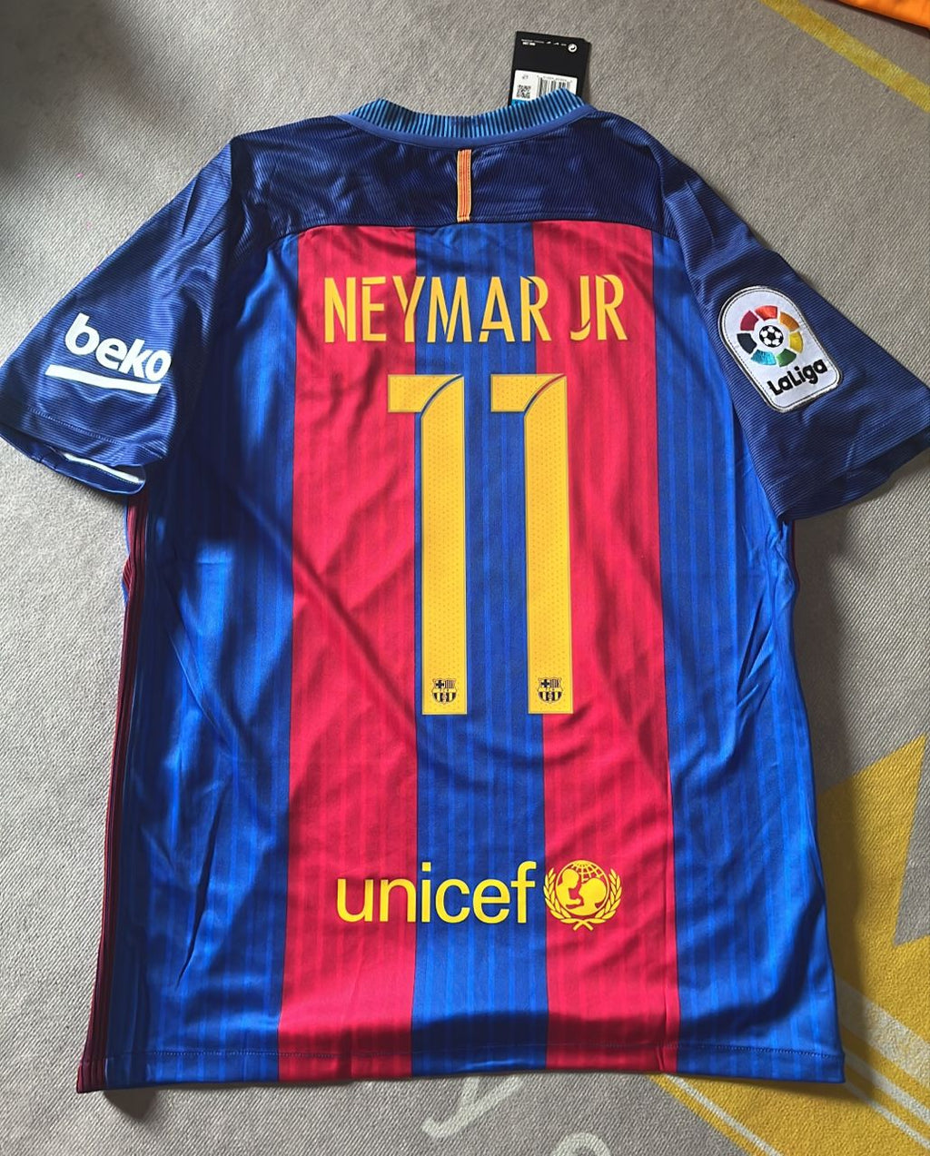 Neymar Jr 11 – FC Barcelona 2016/17 Home Retro Jersey – Detailed View