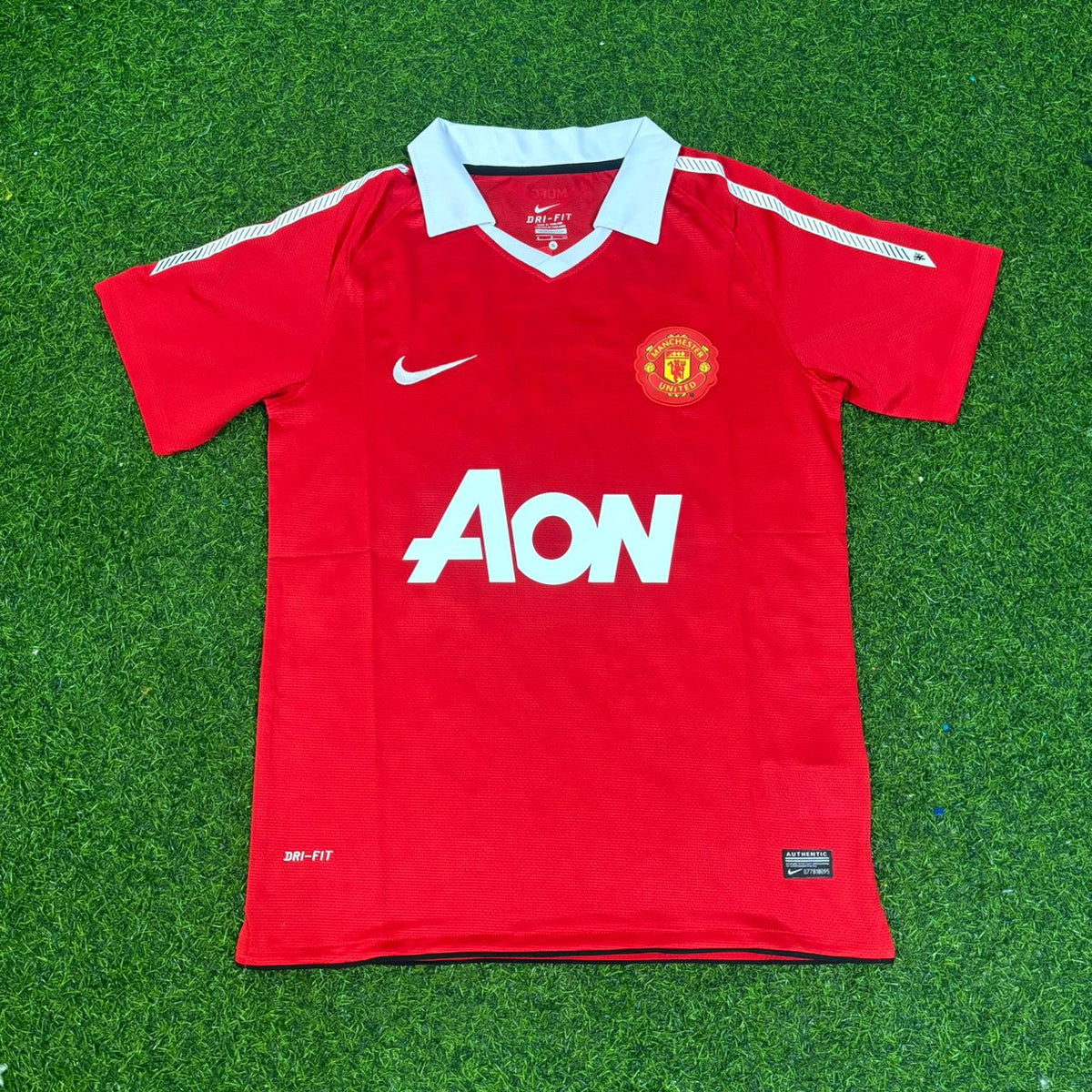 Manchester United 2010/2011 Retro Home Football Jersey – Michael Carrick – Front View