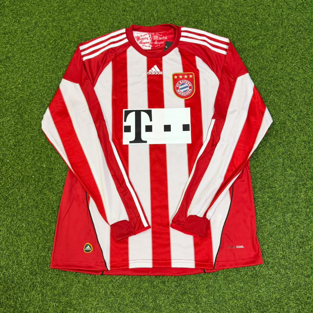 Miroslav Klose FC Bayern Munich 2010/11 Red Retro Jersey – Front View