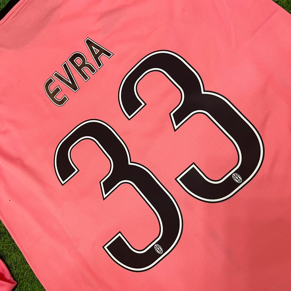 Juventus Pink Retro 2015-2016 Pink Jersey – Patrice Evra – Detailed View