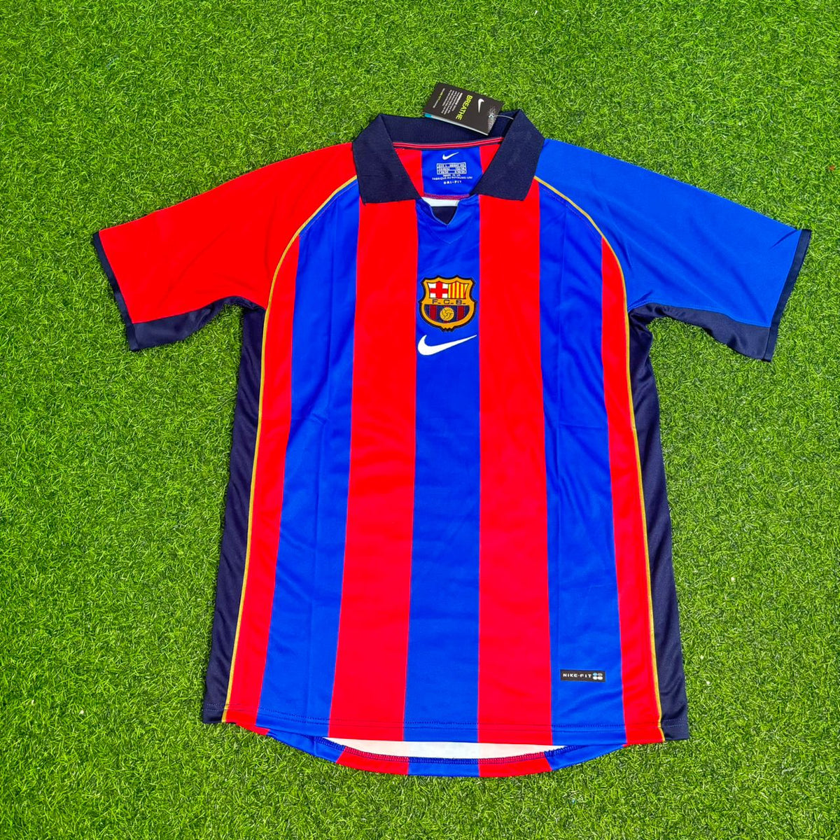 Patrick Kluivert 9 – Barcelona 2001/2002 Home Retro Kit Jersey – Front View