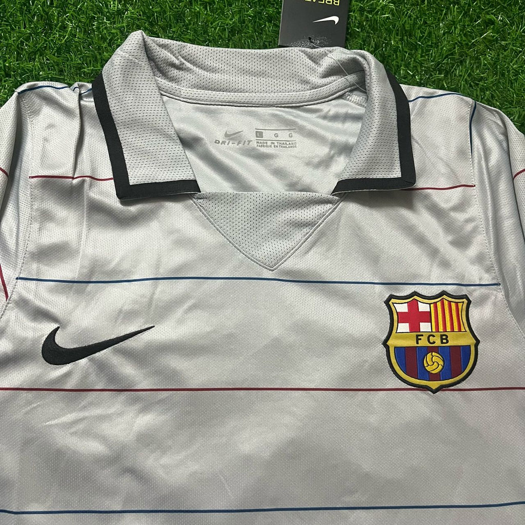 Carles Puyol - Barcelona 2004/2005 Retro Jersey – Detailed View