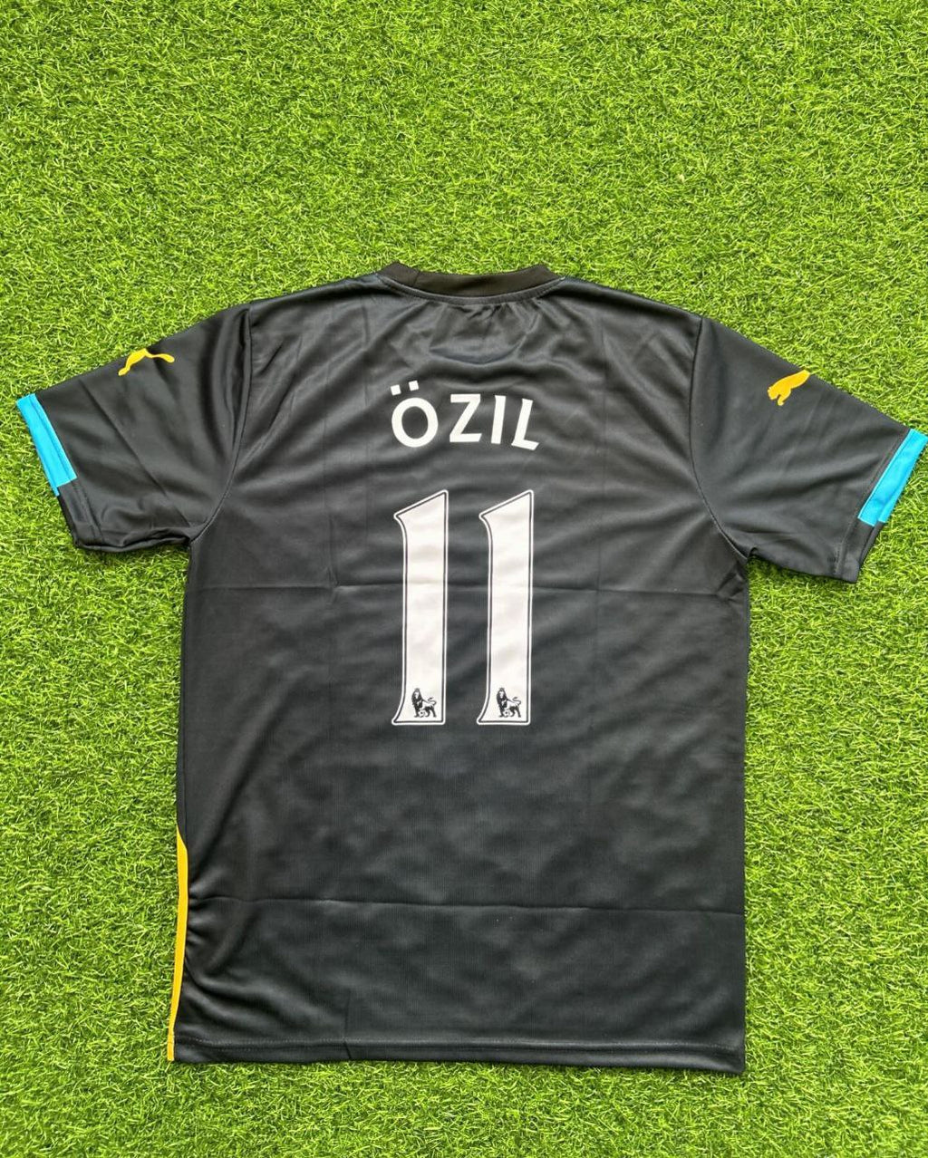 Mesut Ozil Arsenal Retro Jersey – Back View