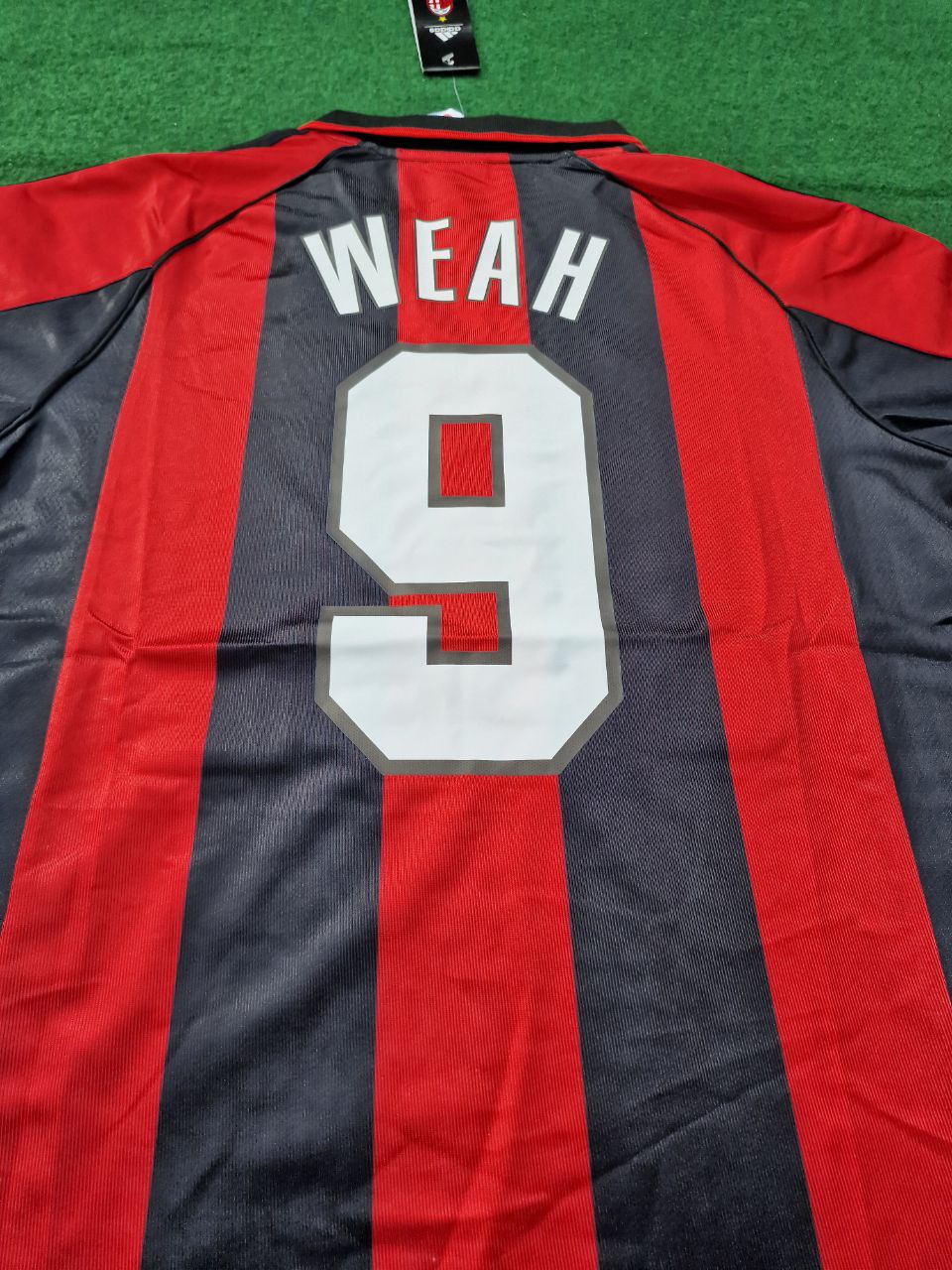 1998/99 George Weah AC Milan Retro Football Jersey – Detailed View