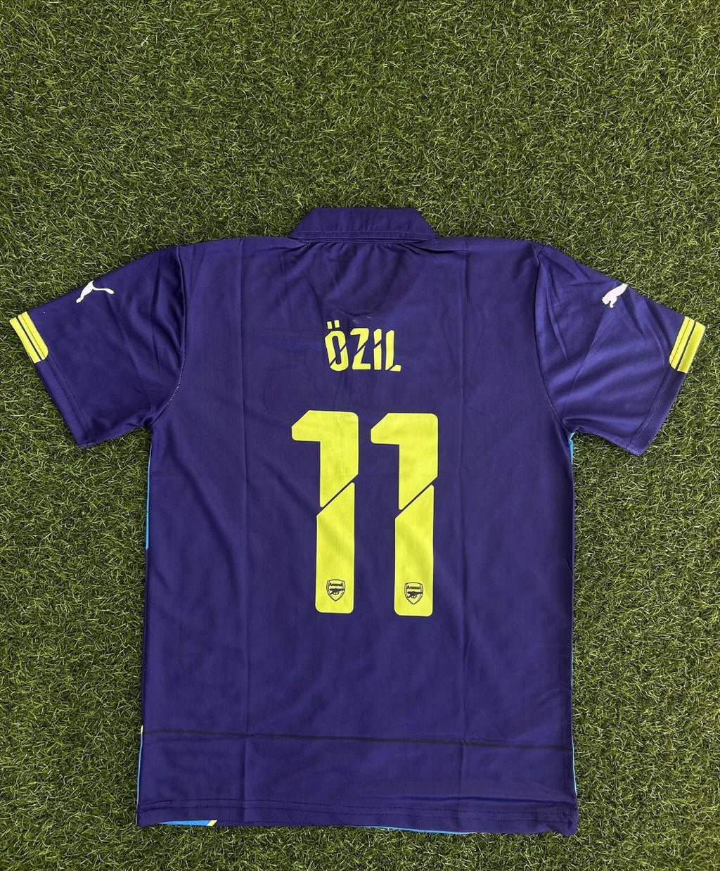 Mesut Ozil Arsenal Retro Jersey – Back View