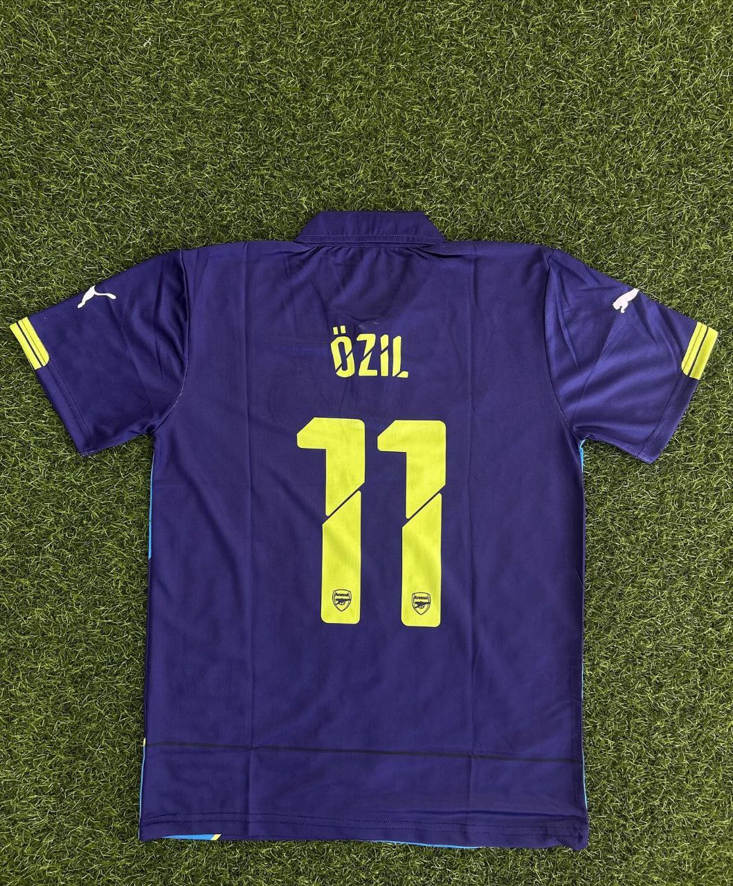 Mesut Ozil Arsenal Retro Jersey – Back View