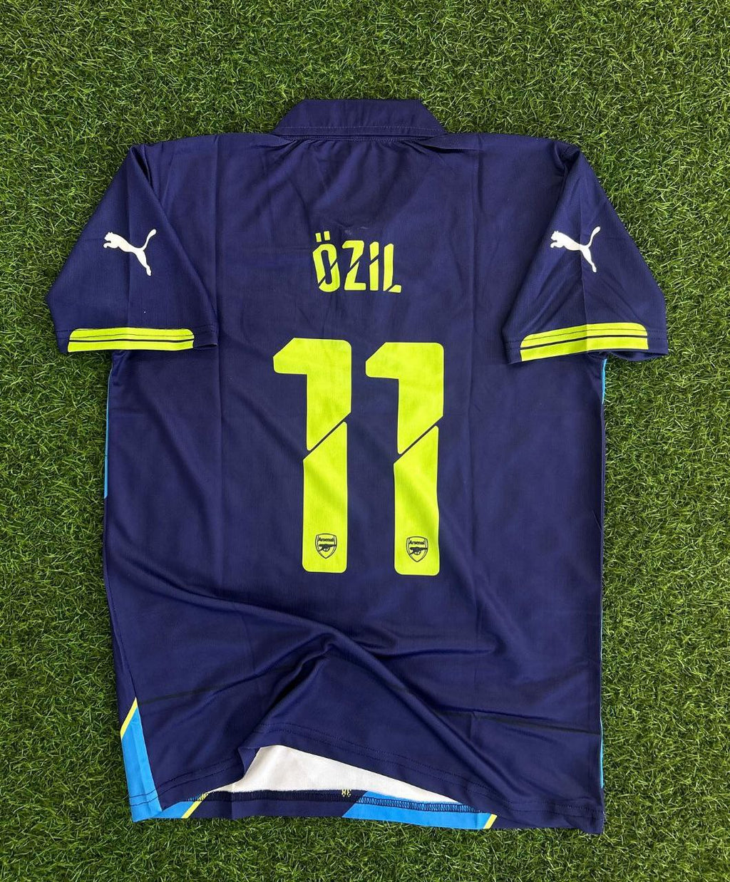 Mesut Ozil Arsenal Retro Jersey – Detailed View