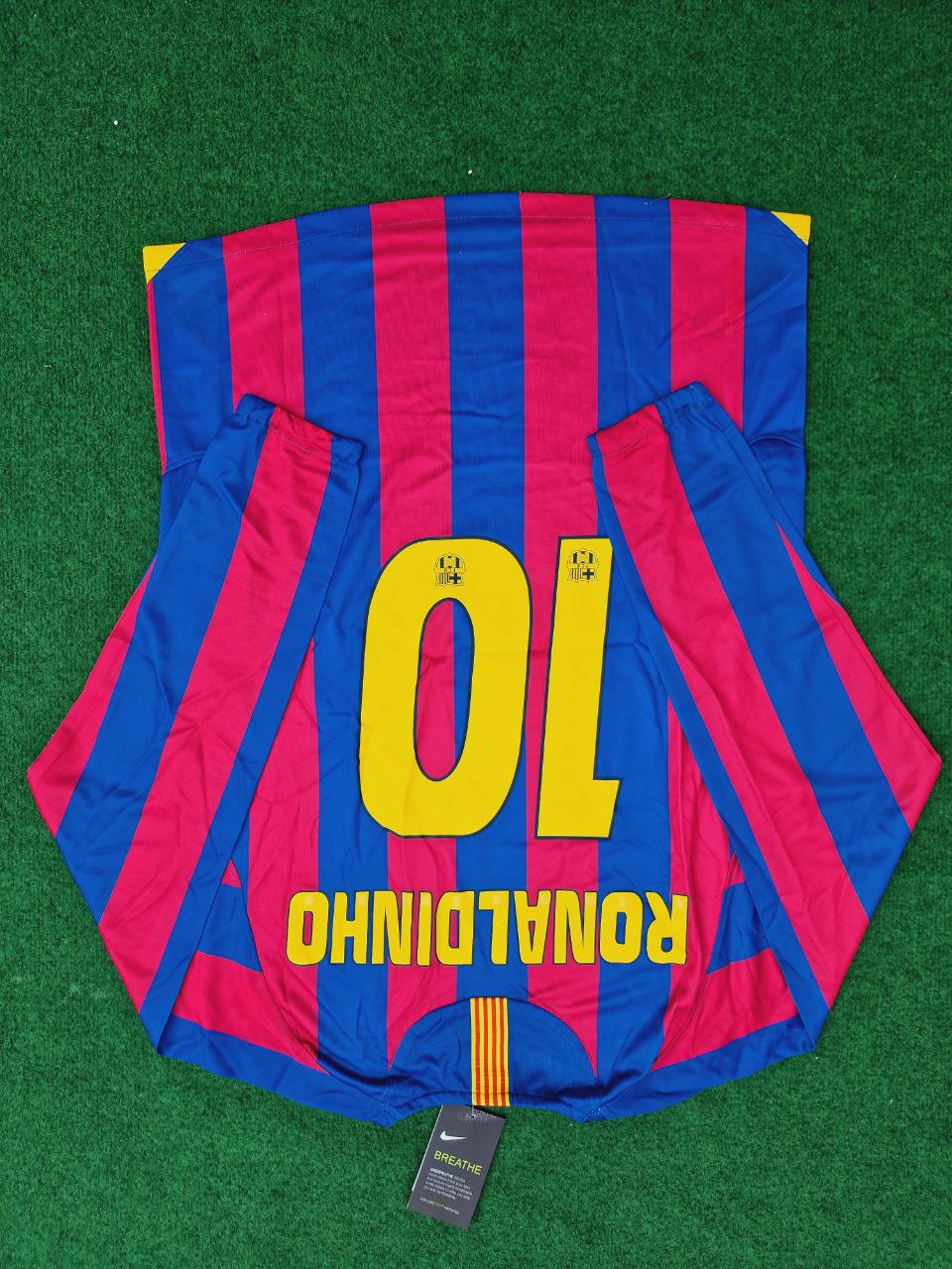2005/06 Ronaldinho #10 Barcelona Long Sleeve Retro Football Jersey – Detailed View
