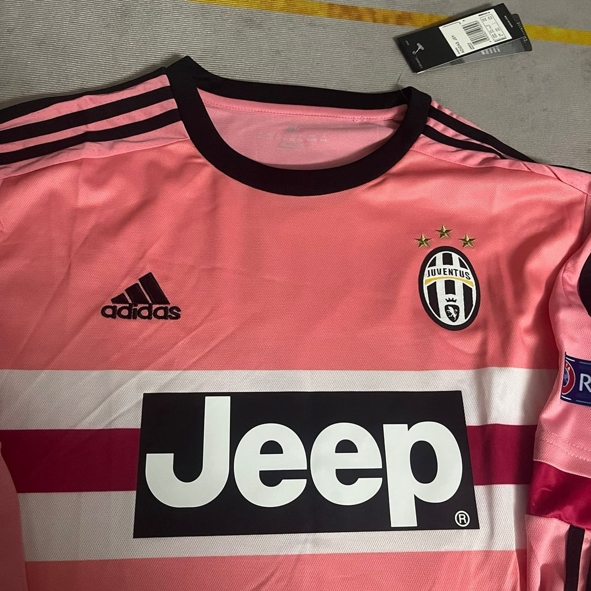 Leonardo Bonucci #19 Juventus Retro 2015-2016 Pink Jersey – Detailed View